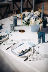 Beeautiful wedding table decoration and decor in blue style