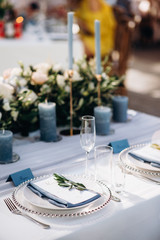 Beeautiful wedding table decoration and decor in blue style