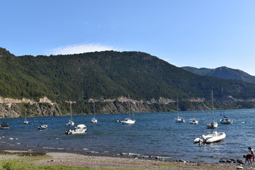 Obraz premium beautiful landscape of boats with lake