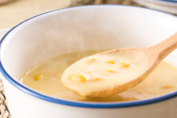 スプーンですくった、コーンクリームスープのアップ