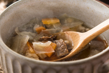 熱々の牛バラ肉と野菜のコンソメスープのアップ