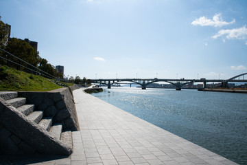 広島県の川沿いの風景