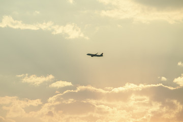 Fototapeta na wymiar Paisaje minimalista con avión sobrevolando en una atardecer con colores cálidos