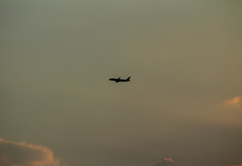 Avión minimalista sobrevolando en un atardecer con colores neutros