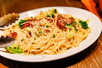 鶏肉とブロッコリーの入った美味しそうなパスタ