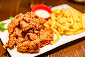 美味しそうな鳥の唐揚げとフライドポテト