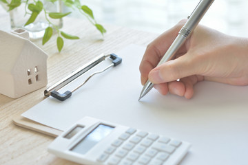 書類　電卓　家