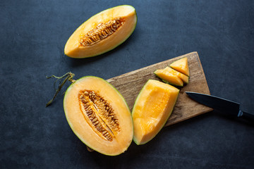 Fresh Juicy honeydew melon sliced on dark gray background .healthy food.hami melon.  L 由 litchima 提供