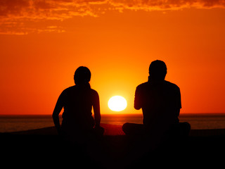 Fototapeta na wymiar couple infront of amazing sunset