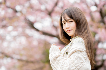Naklejka premium 桜と女性
