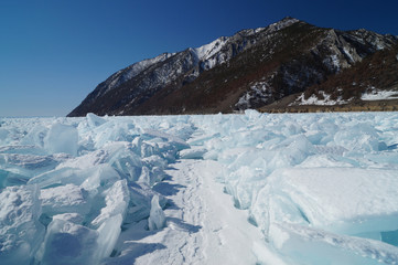 Fototapeta na wymiar The surface of the lake is covered with huge blocks of ice to the horizon