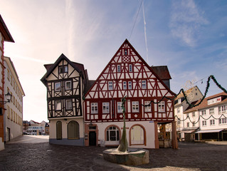 Fachwerkhäuser in den Straßen der Altstadt von Alzey in Rheinland-Pfalz, Deutschland 