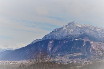 La chaîne montagneuse des Aravis ou massif des Aravis en Haute Savoie vu du côté ouest depuis le village de La Roche sur Foron - Département Haute Savoie - Région Rhône Alpes - France 