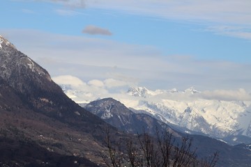 La chaîne montagneuse des Aravis ou massif des Aravis en Haute Savoie vu du côté ouest depuis le village de La Roche sur Foron - Département Haute Savoie - Région Rhône Alpes - France 