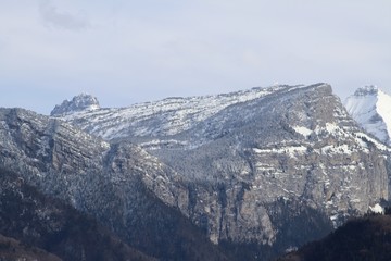 La cha&icirc;ne montagneuse des Aravis ou massif des Aravis en Haute Savoie vu du c&ocirc;t&eacute; ouest depuis le village de La Roche sur Foron - D&eacute;partement Haute Savoie - R&eacute;gion Rh&ocirc;ne Alpes - France 