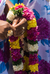 Collier de fleurs pour un accueil traditionnel à Mayotte.