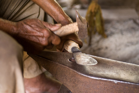 Fabrication d'un shombo dans une forge traditionnelle &agrave; Mayotte