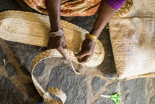 Artisanat traditionnel dans un atelier de Sada &agrave; Mayotte.