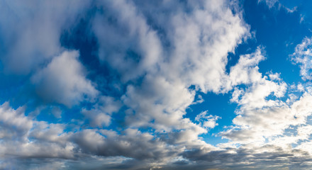Obraz premium Fantastic clouds against blue sky, panorama