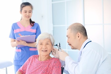 Obraz premium female doctor with a patient in the hospital