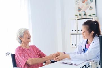 Fototapeta premium doctor talking to his patient