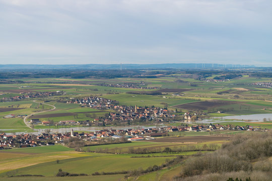Ausblick auf Gerolfingen und Aufkirchen. Die W&ouml;rnitz ist zum Zeitpunkt der Aufnahme &uuml;ber die Ufer getreten. Der Hesselberg ist die h&ouml;chste Erhebung in Mittelfranken. Er ist ein beliebtes Ausflugsziel.