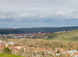 Blick auf die Stadt Würzburg an einem bewölkten Tag