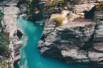 Naklejka premium Canyon with blue river 