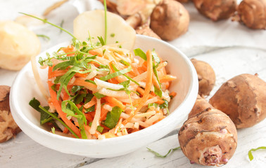 Schale Rohkostsalat frisch Rohkost Salat Topinambur Knolle