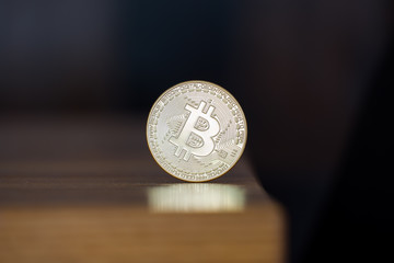 Bitcoin münze am Rande 