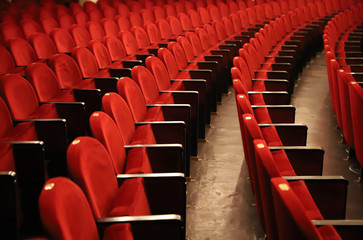 Obraz premium Classic rows of empty reddish seats in theatre