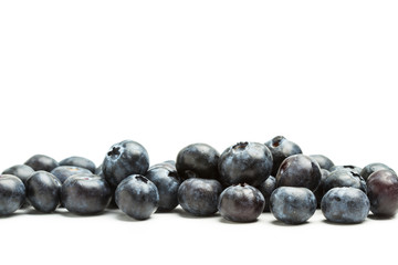 Arándanos sobre fondo blanco aislado. Vista de frente. Copy space