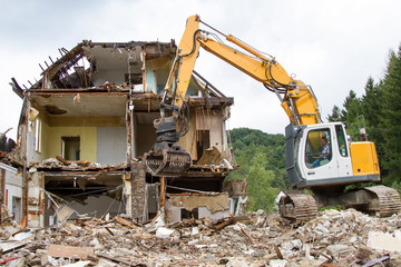 Fototapeta premium Abriss eines Hauses mit Bagger