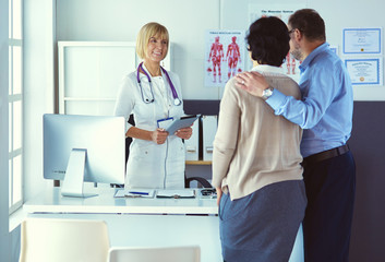 Obraz premium Medical doctor and young couple patients in hospital