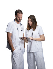 doctores consultando informe medico con bata blanca y fonendoscpoios