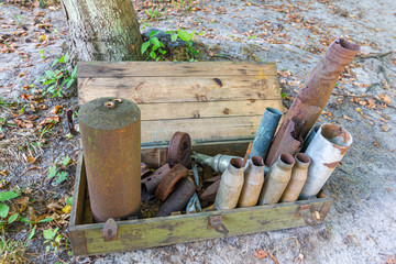 alte benutzte Munition in einer Holzkiste