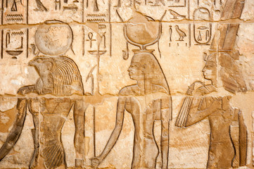 Plakat Portrait in hieroglyph of ancient Egyptian falcon god Horus in Edfu, Egypt