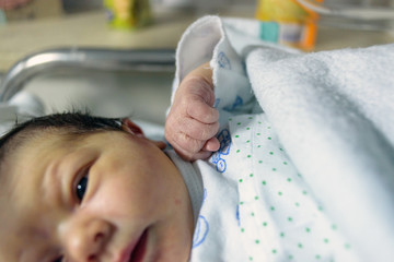 Bebé recién nacido en cuna de hospital