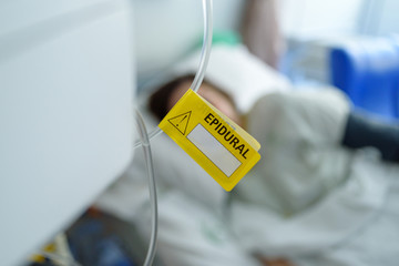 Etiqueta amarilla epidural en hospital