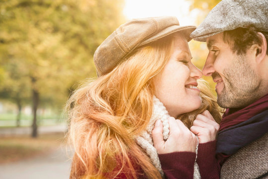 Paar close up im herbstlichen Park