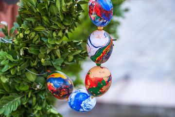Detail eines traditionell mit bemalten Ostereiner geschmückten Osterbrunnen im Taunus/Deutschland