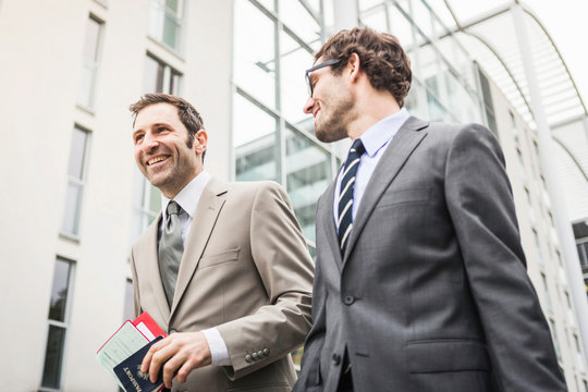 Zwei Businessm&auml;nner unterhalten sich 