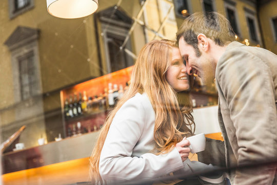 Mann und Frau liebevoll in einem  Strassencafe