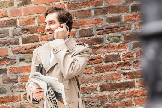 Businessmann am Telefon im st&auml;dtischen Umfeld