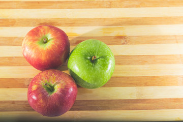 jugosas manzanas verdes y rojas