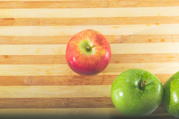 jugosas manzanas verdes y rojas