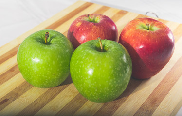jugosas manzanas verdes y rojas