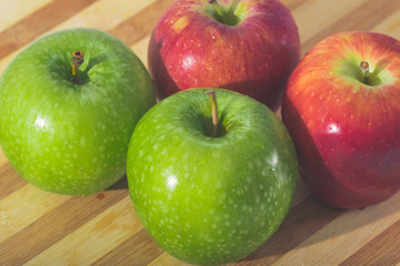 jugosas manzanas verdes y rojas