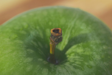 jugosas manzanas verdes y rojas