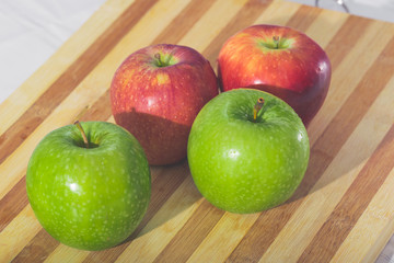 jugosas manzanas verdes y rojas